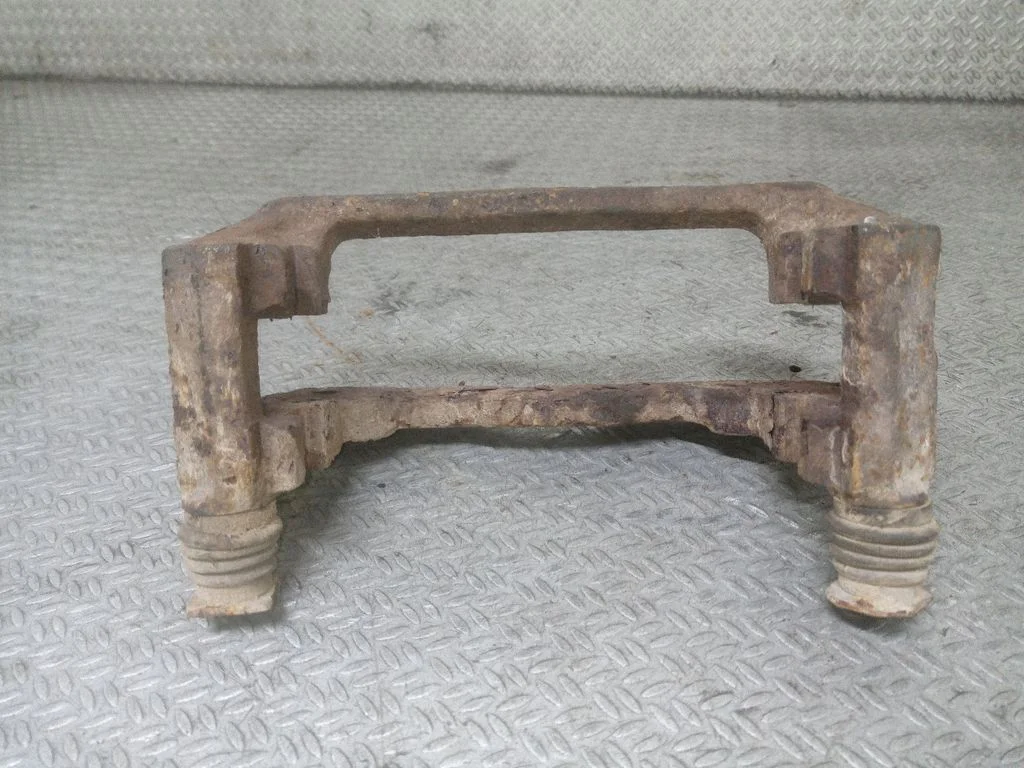 Piduriklotside hoidik/kandur (esimene) – parem