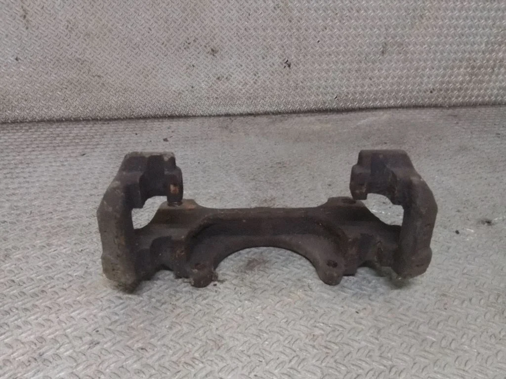 Piduriklotside hoidik/kandur (esimene) – Audi A3 S3 8P (2003-2012)