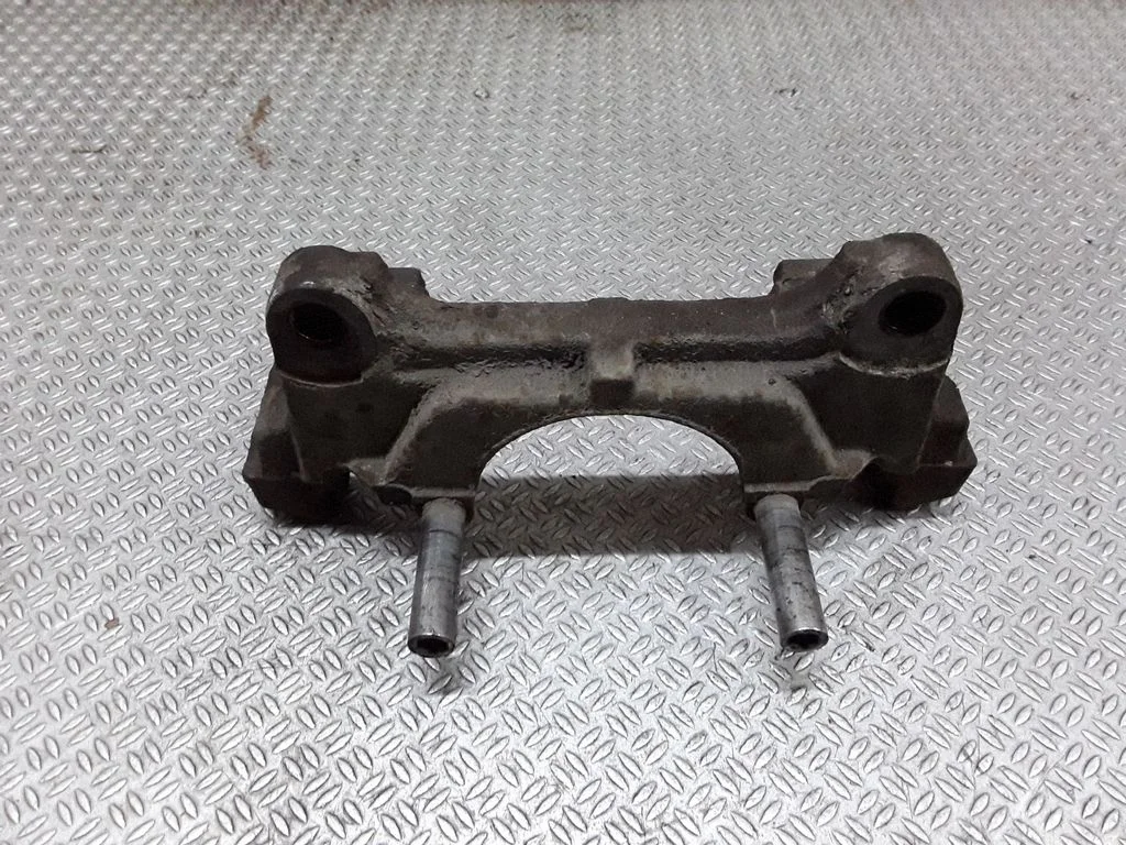 Piduriklotside hoidik/kandur (esimene) – parem