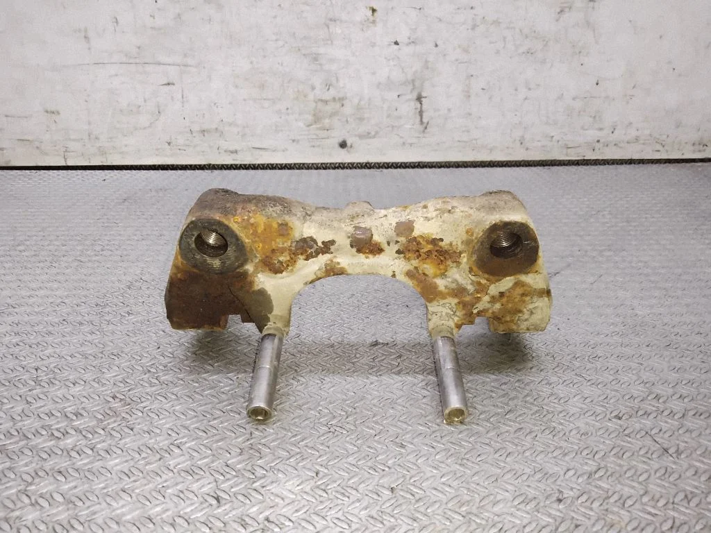 Piduriklotside hoidik/kandur (esimene) – Volkswagen Transporter - Caravelle T5 (2003-2015)