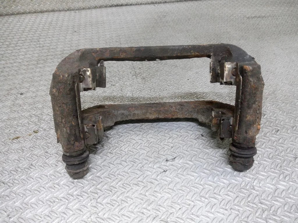 Piduriklotside hoidik/kandur (esimene) – parem