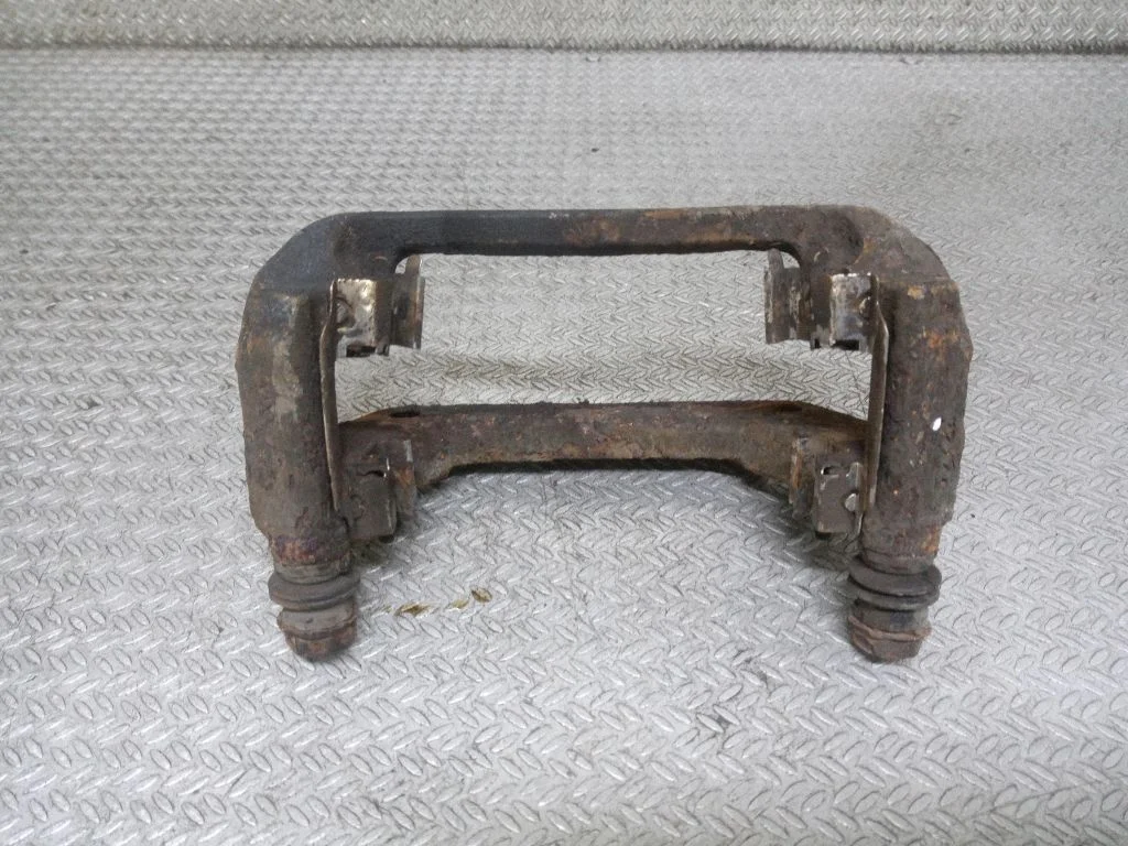 Piduriklotside hoidik/kandur (esimene) – vasak