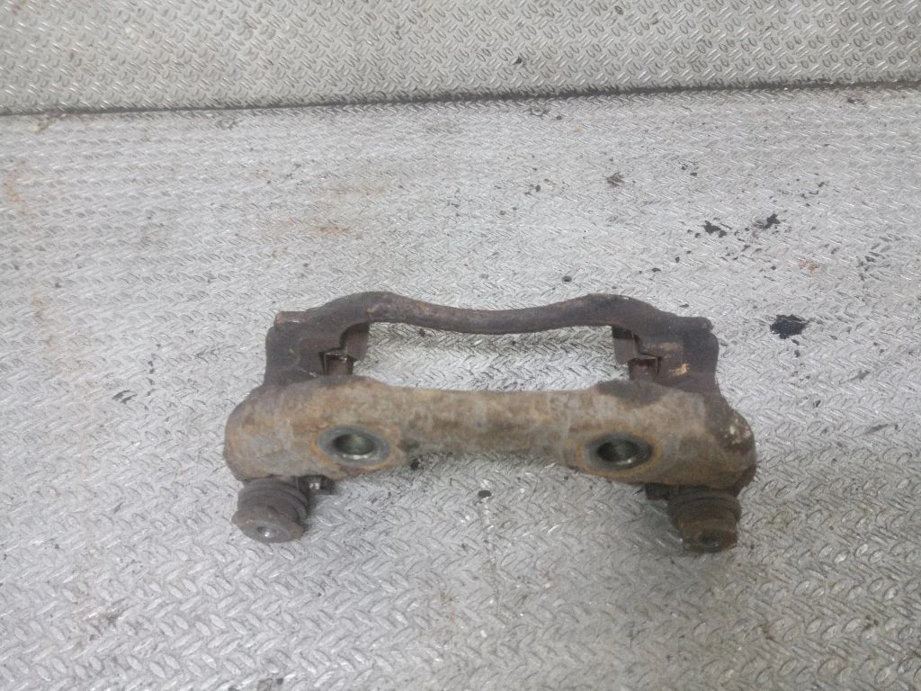 Piduriklotside hoidik/kandur (esimene) – Peugeot 307 (2005-2008)
