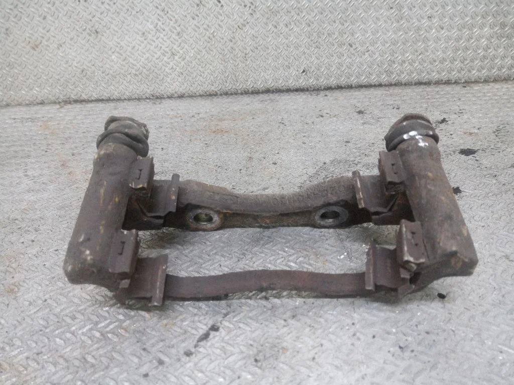 Piduriklotside hoidik/kandur (esimene) – Peugeot 307 (2005-2008)
