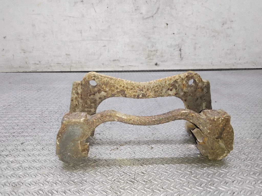 Jarzmo zacisku hamulcowego (przednie) – Toyota Corolla Verso AR10 (2004-2009)