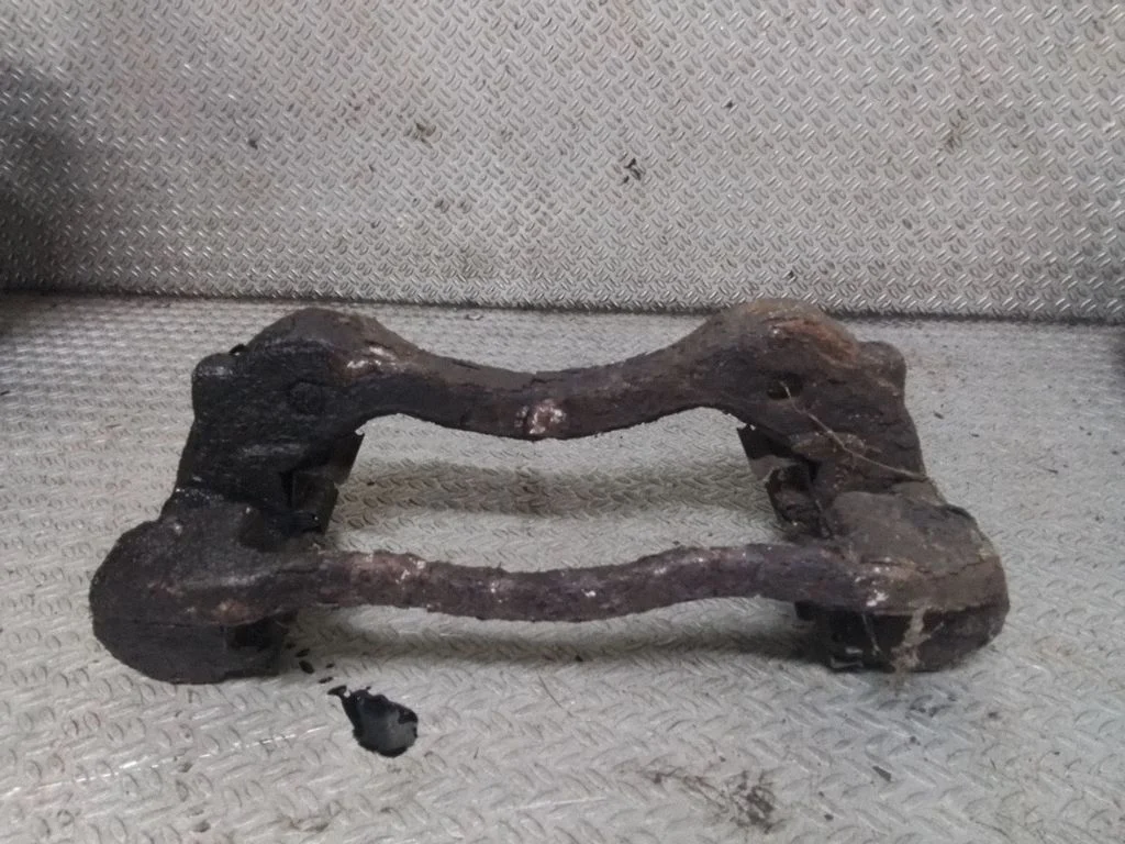 Jarzmo zacisku hamulcowego (przednie) – prawa