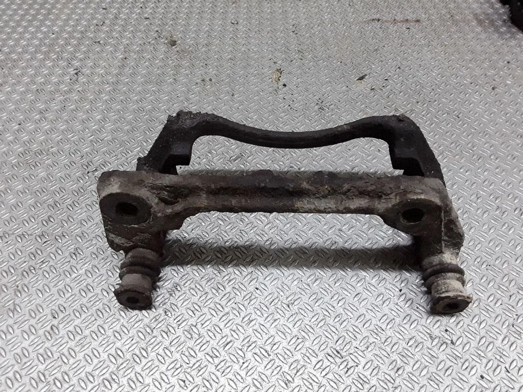 Piduriklotside hoidik/kandur (esimene) – vasak