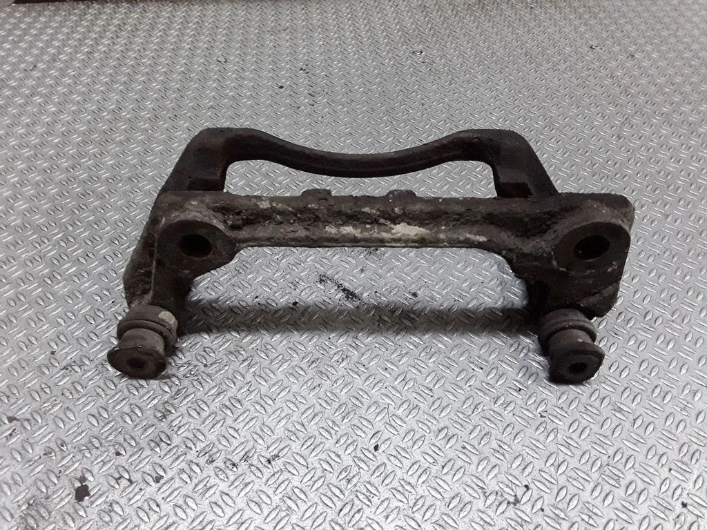 Piduriklotside hoidik/kandur (esimene) – parem