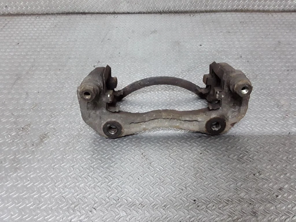 Piduriklotside hoidik/kandur (esimene) – parem