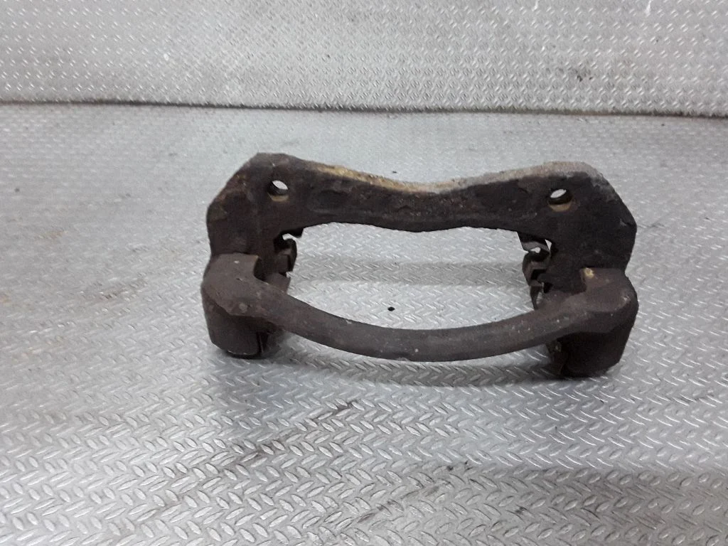 Piduriklotside hoidik/kandur (esimene) – vasak