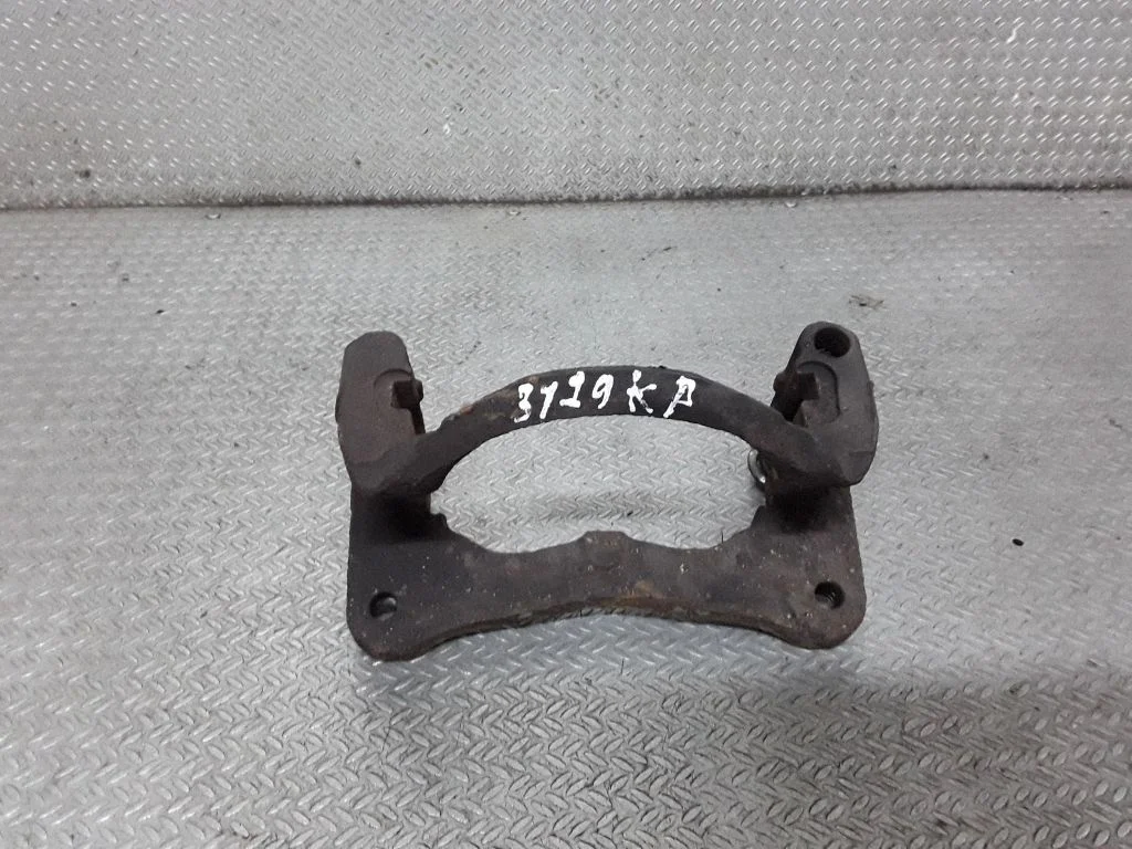 Piduriklotside hoidik/kandur (esimene) – vasak