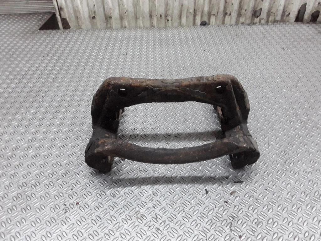 Piduriklotside hoidik/kandur (esimene) – vasak