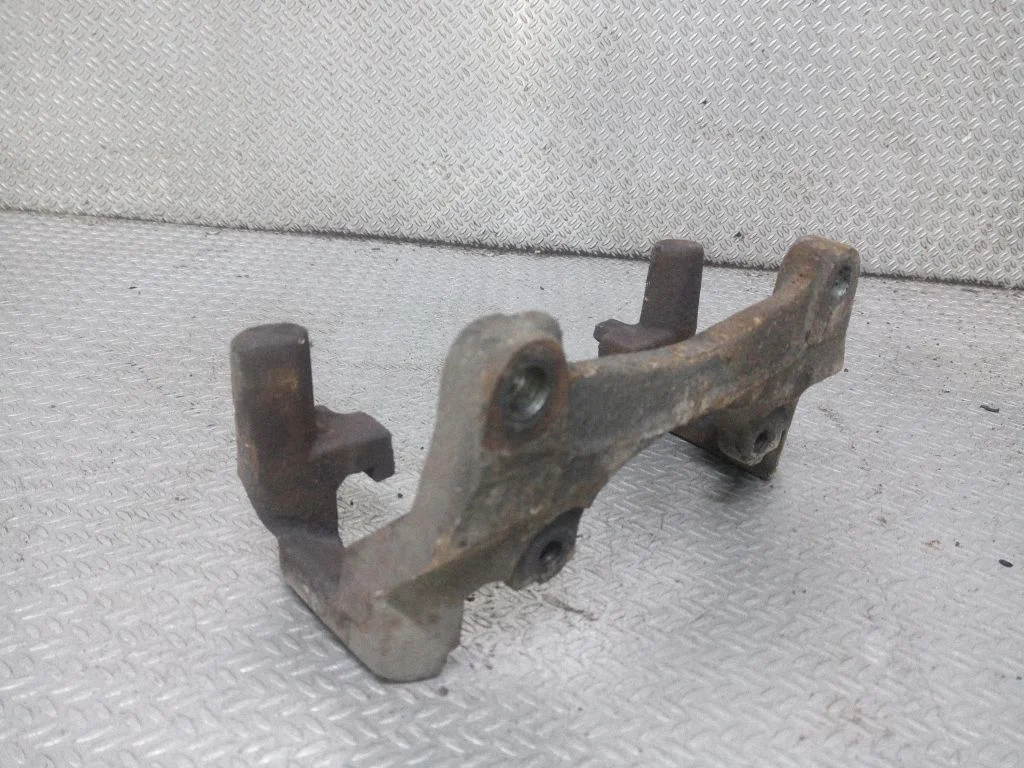Piduriklotside hoidik/kandur (esimene) – parem