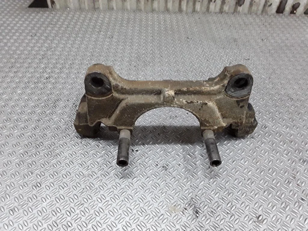 Piduriklotside hoidik/kandur (esimene) – parem