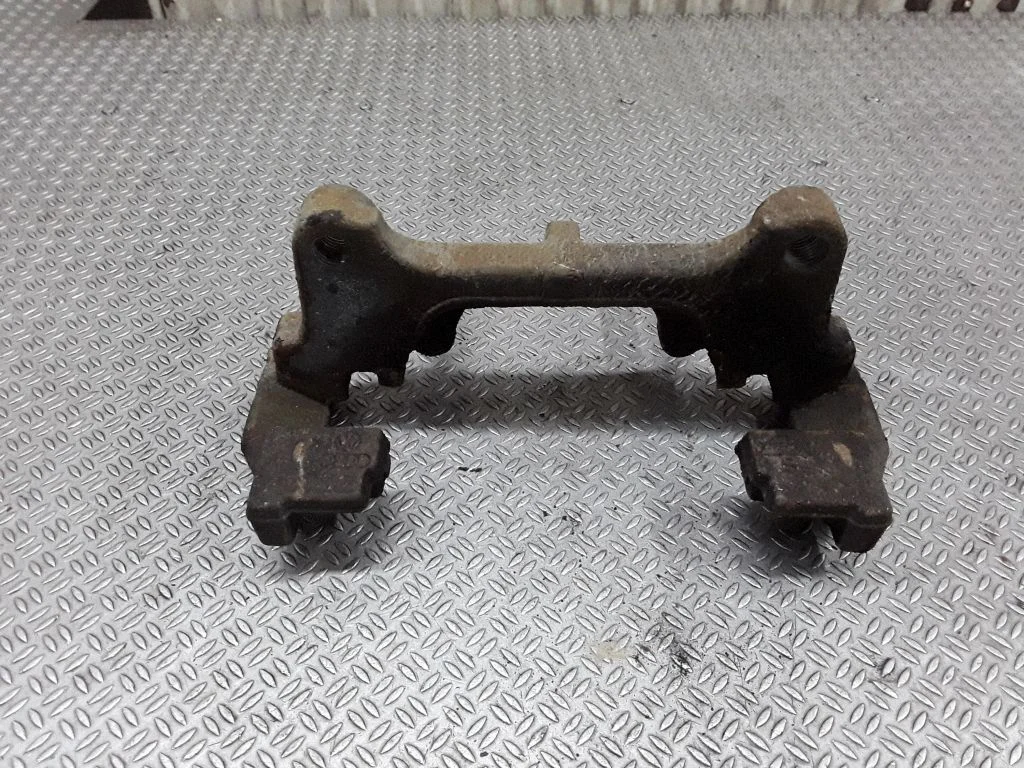 Piduriklotside hoidik/kandur (esimene) – vasak
