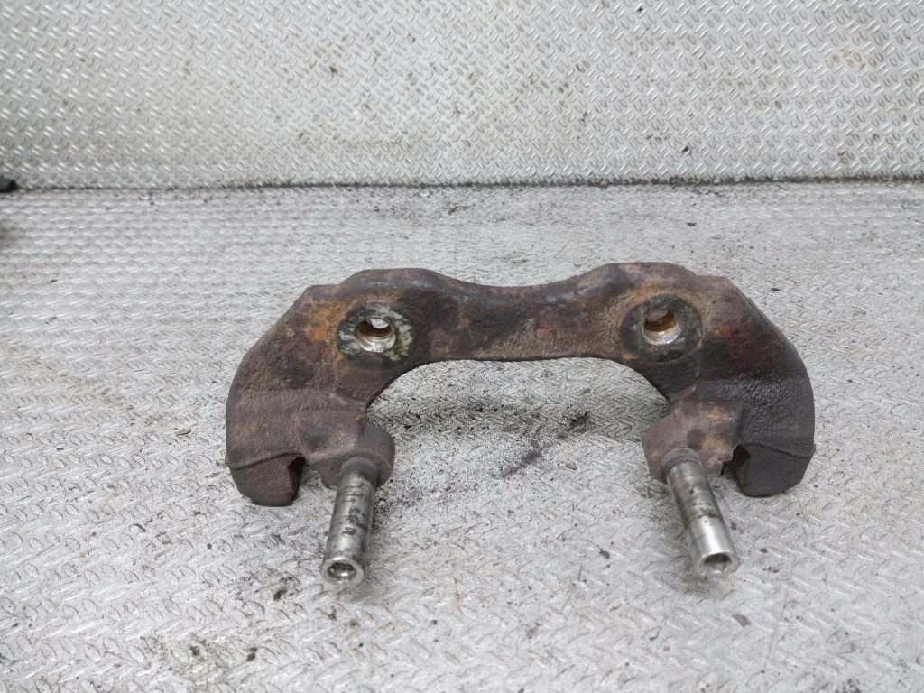 Piduriklotside hoidik/kandur (esimene) – Ford Focus C-MAX (2003-2010)