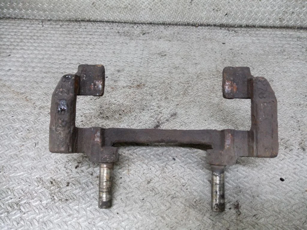 Piduriklotside hoidik/kandur (esimene) – Ford Focus C-MAX (2003-2010)