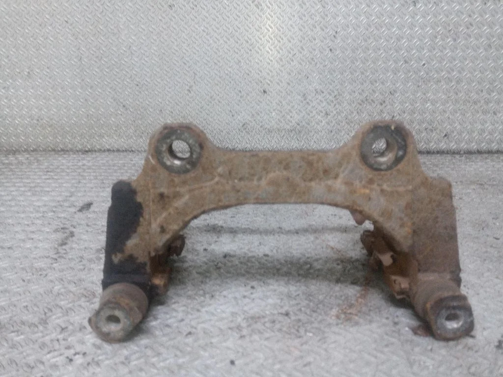 Piduriklotside hoidik/kandur (esimene) – Opel Corsa D (2006-2014)