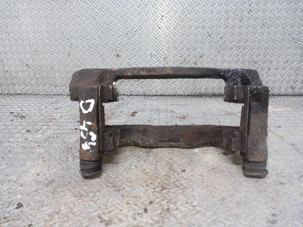 Piduriklotside hoidik/kandur (esimene) – parem