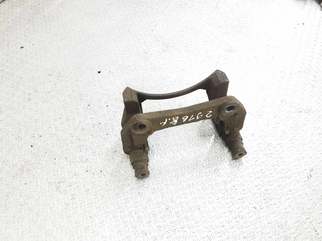 Piduriklotside hoidik/kandur (esimene) – Mazda 2 (2007-2014)
