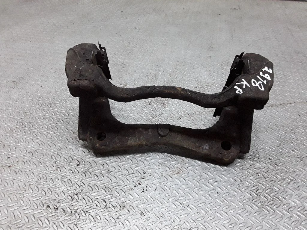 Piduriklotside hoidik/kandur (esimene) – vasak