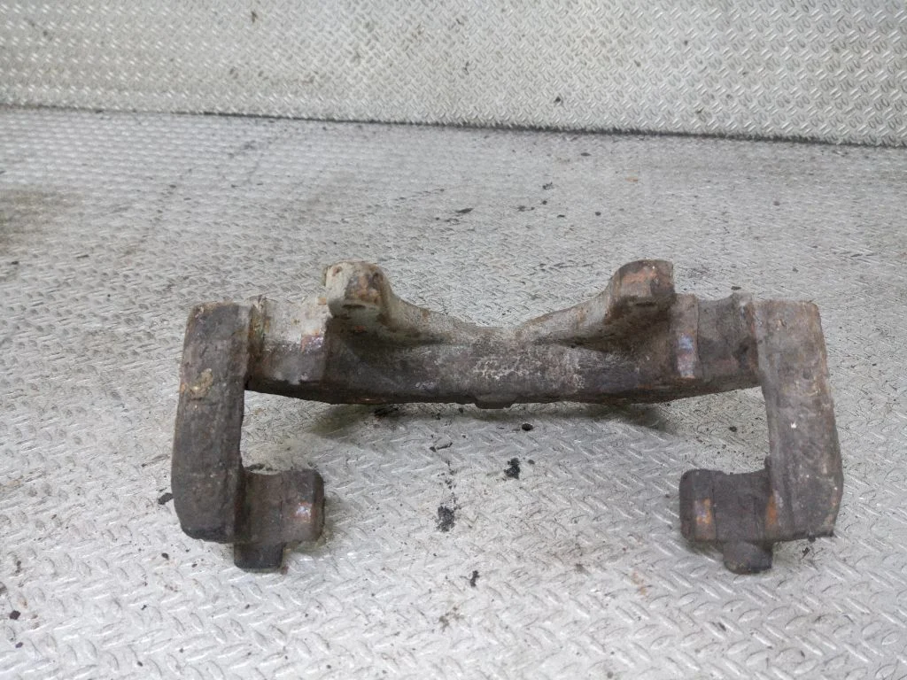 Piduriklotside hoidik/kandur (esimene) – parem