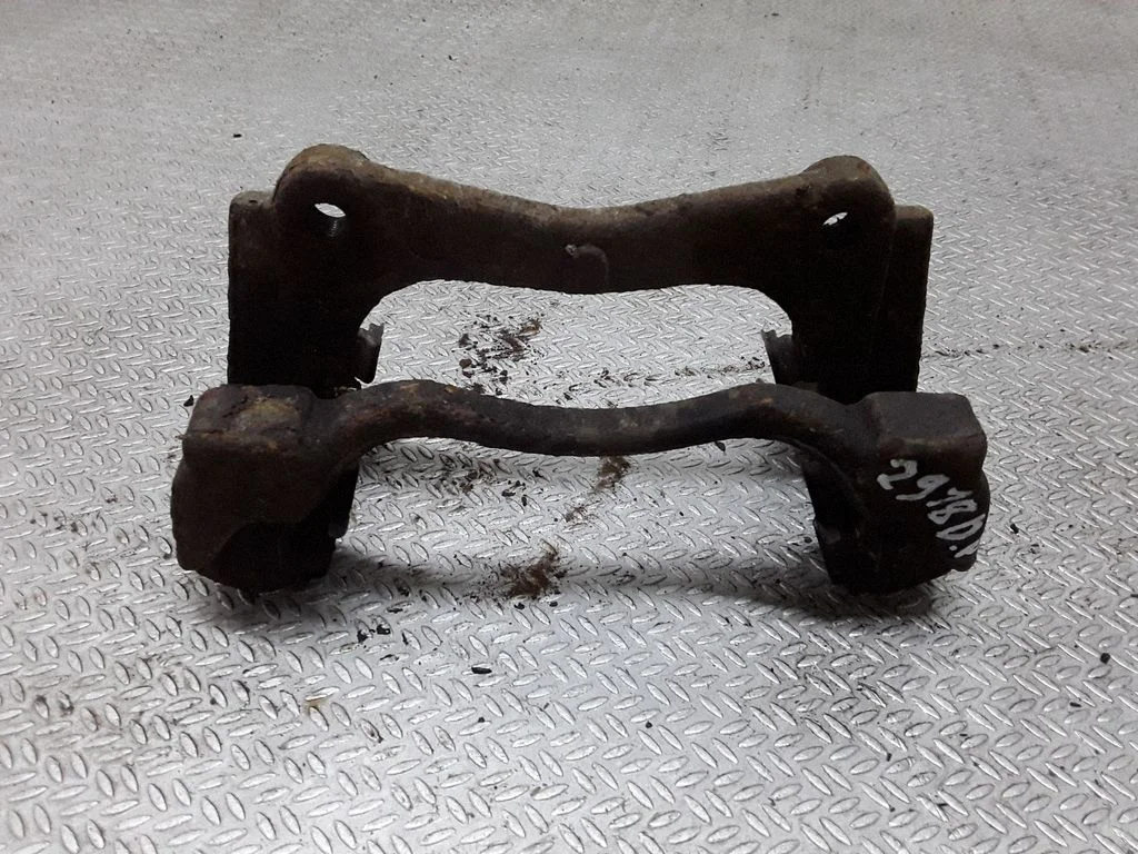 Piduriklotside hoidik/kandur (esimene) – parem
