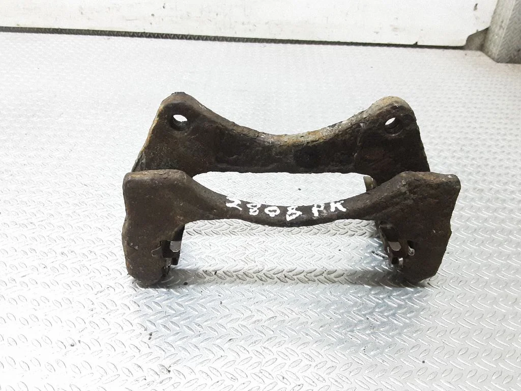 Piduriklotside hoidik/kandur (esimene) – vasak