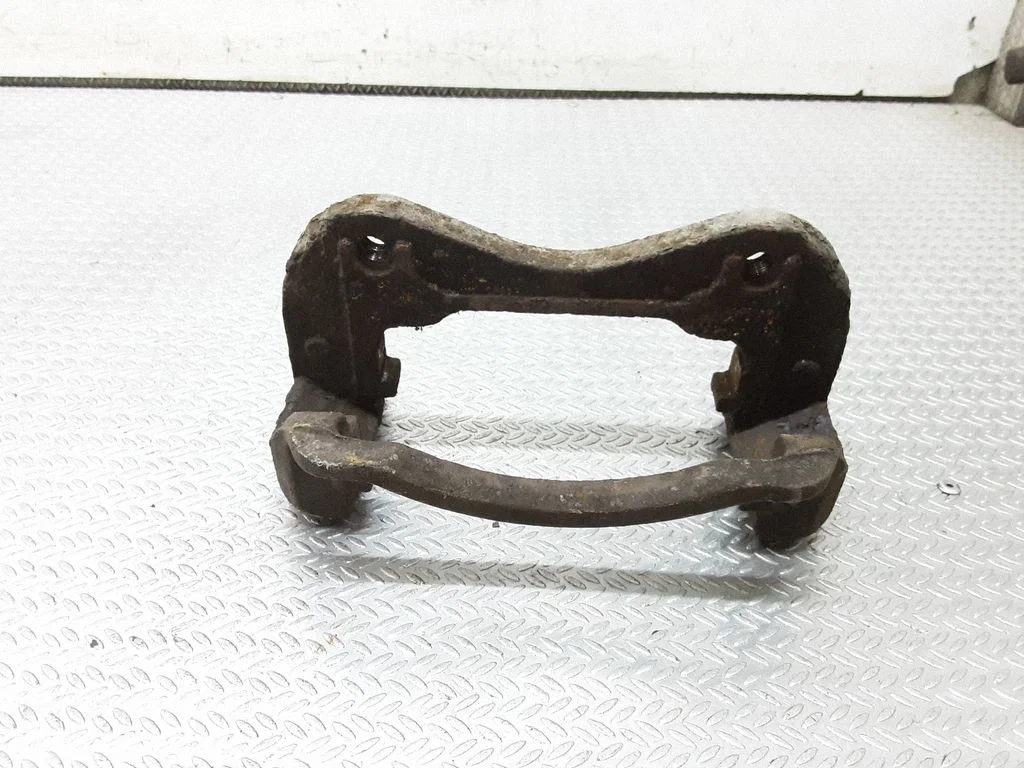 Piduriklotside hoidik/kandur (esimene) – vasak
