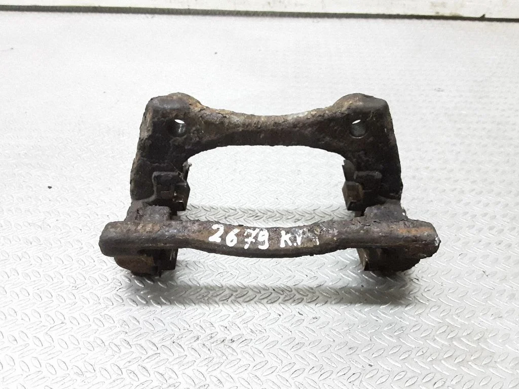 Jarzmo zacisku hamulcowego (przednie) – lewa