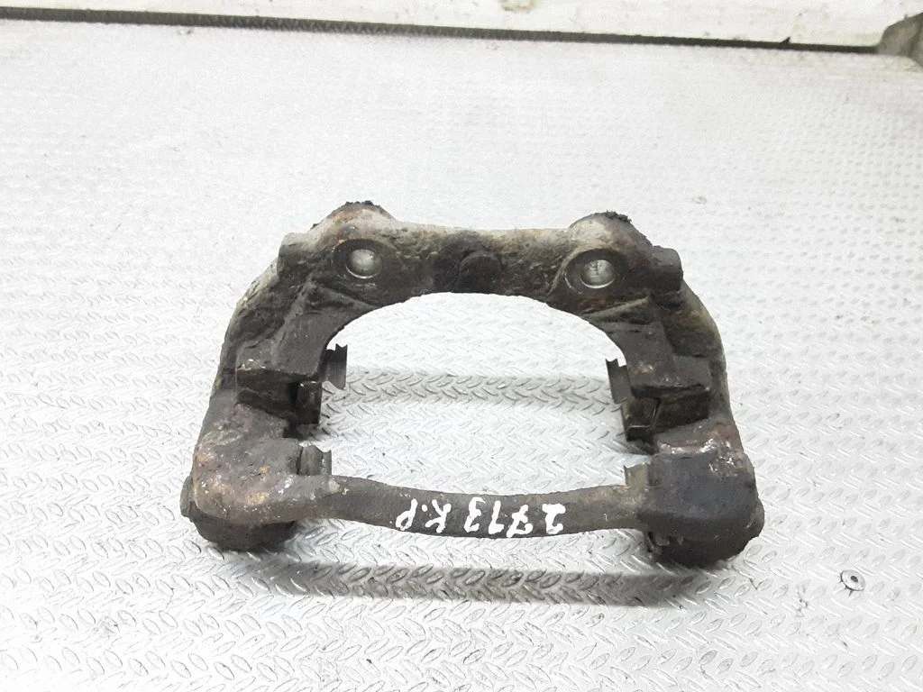 Piduriklotside hoidik/kandur (esimene) – Peugeot 307 (2005-2008)