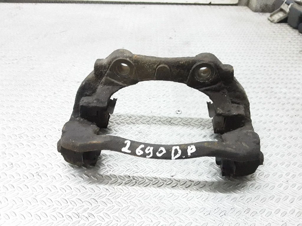 Piduriklotside hoidik/kandur (esimene) – Peugeot 307 (2005-2008)