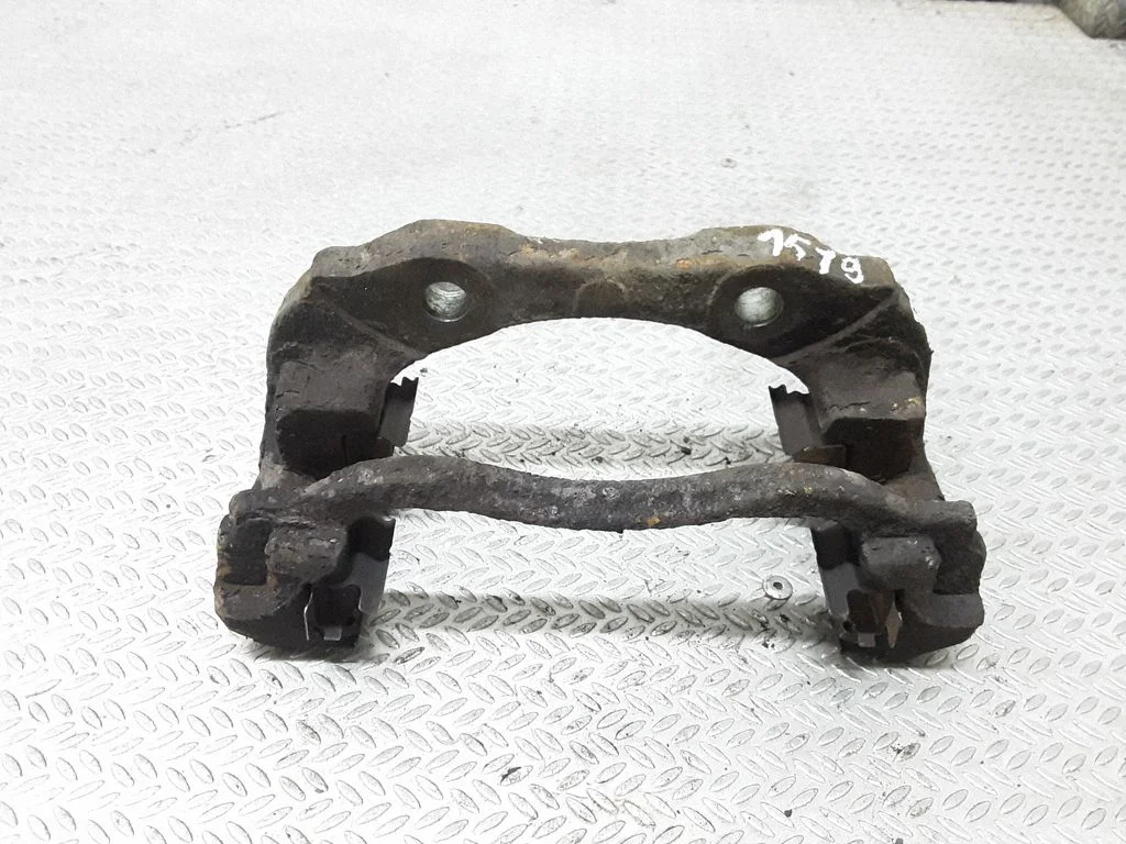 Piduriklotside hoidik/kandur (esimene) – parem