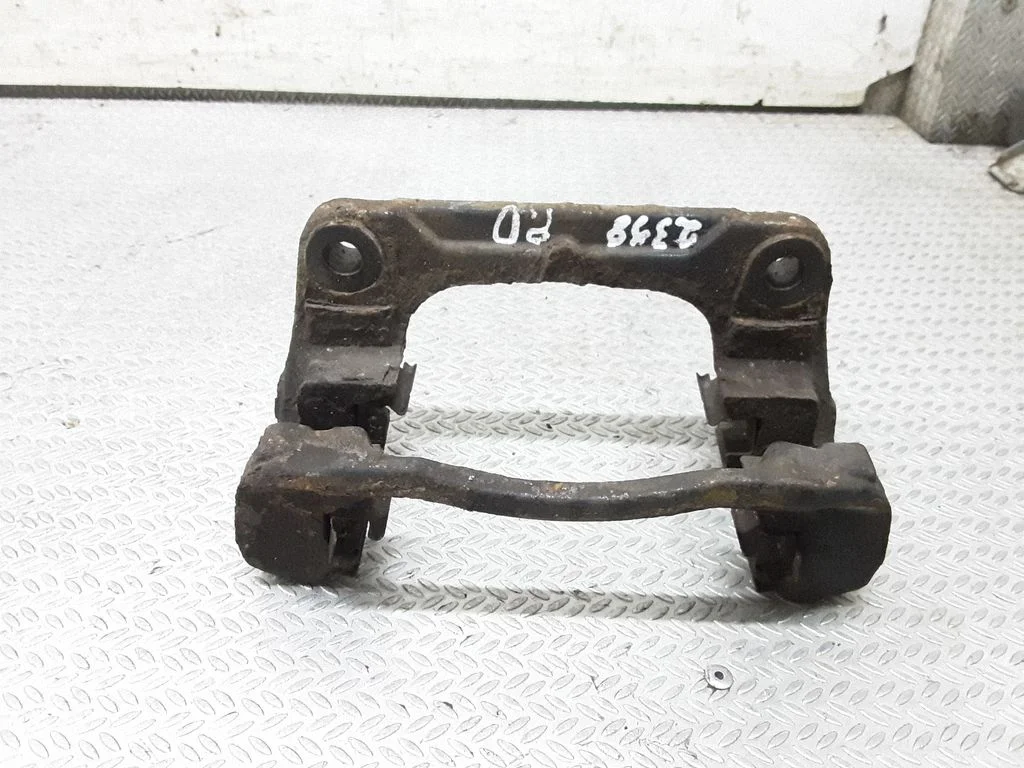 Piduriklotside hoidik/kandur (esimene) – parem