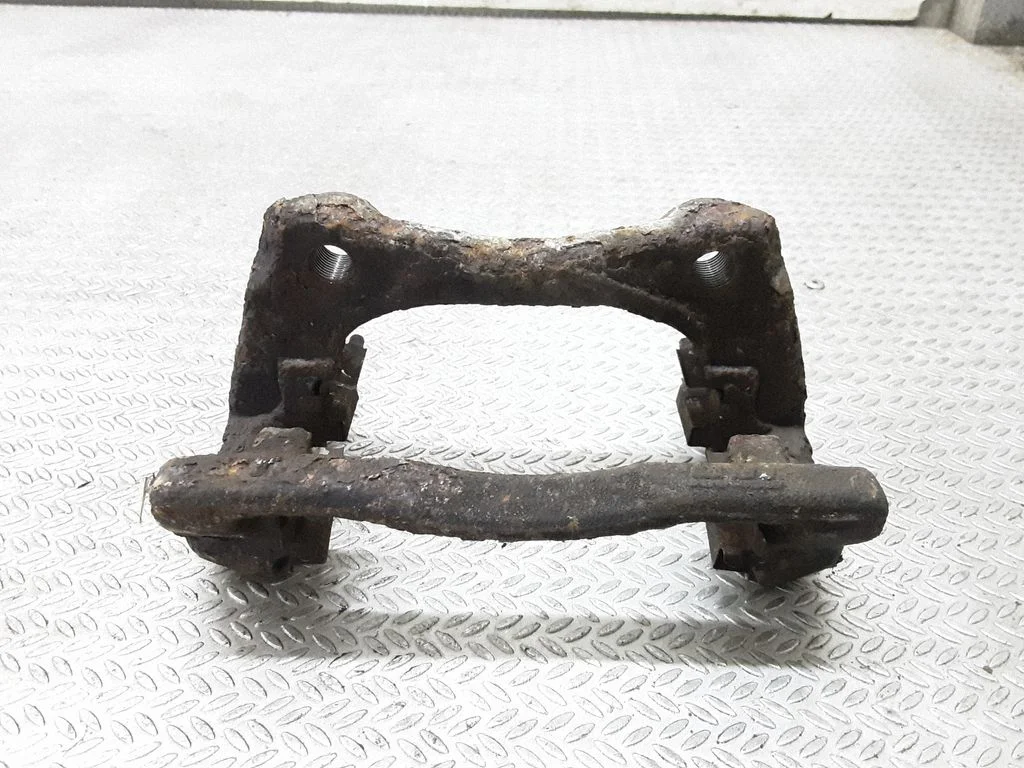 Jarzmo zacisku hamulcowego (przednie) – prawa