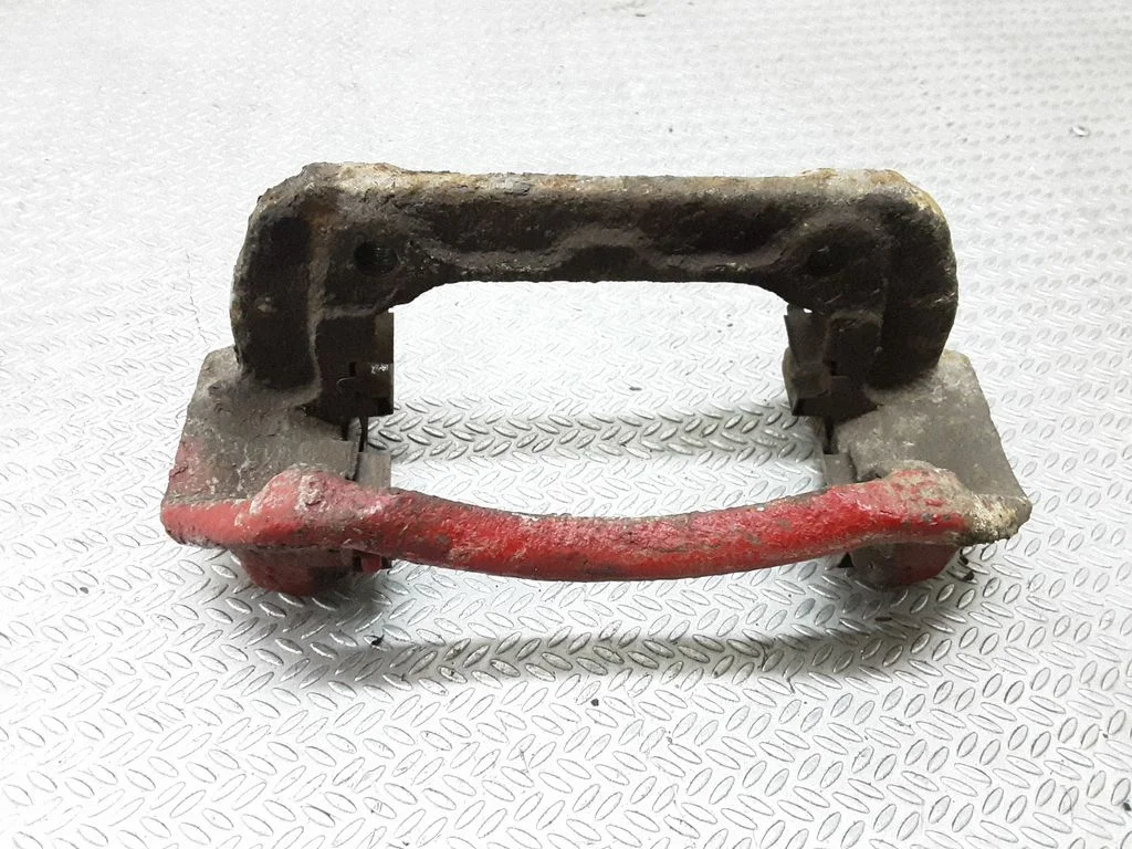 Piduriklotside hoidik/kandur (esimene) – parem