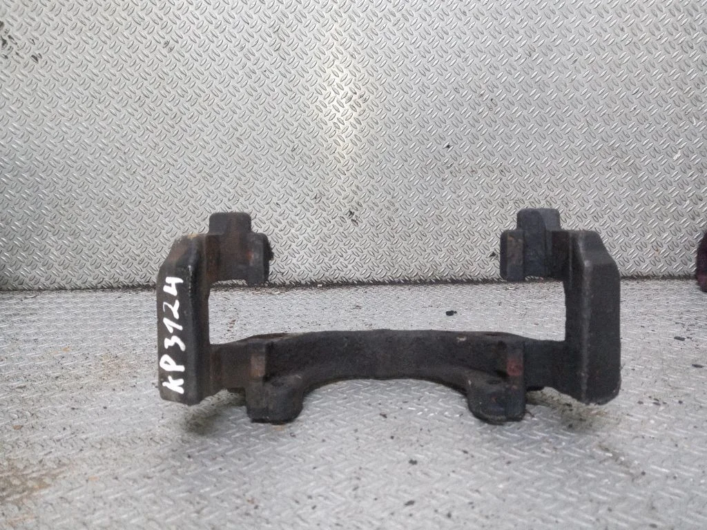 Piduriklotside hoidik/kandur (esimene) – BMW 3-seeria E90 E91 (2005-2012)