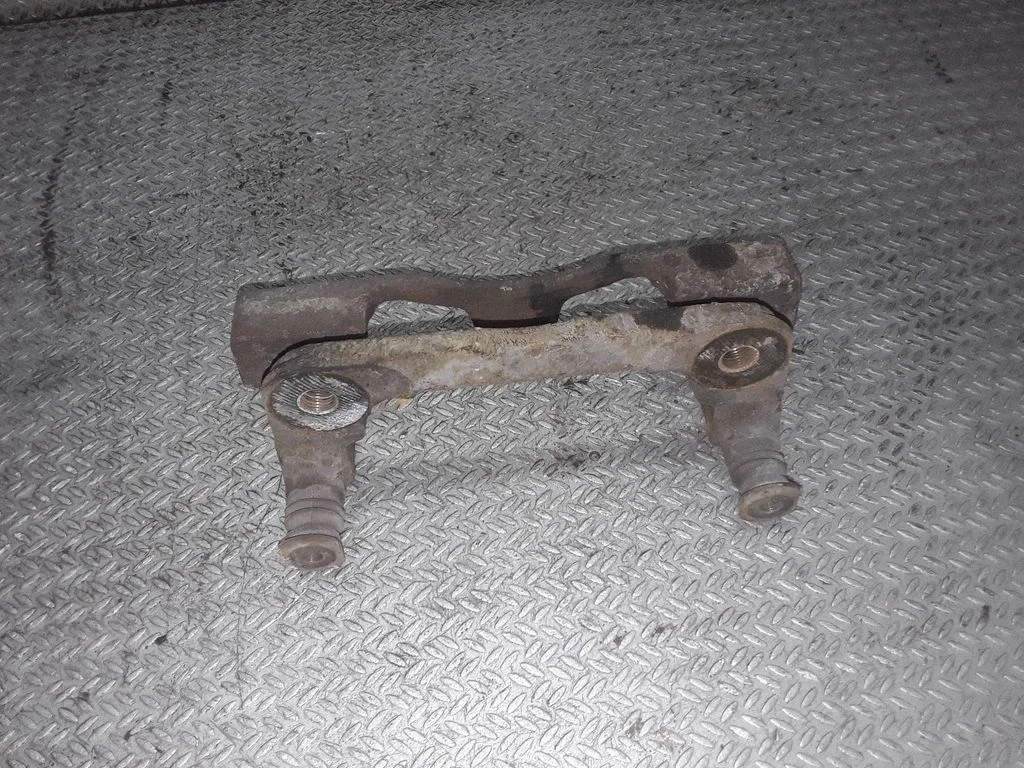 Piduriklotside hoidik/kandur (esimene) – parem