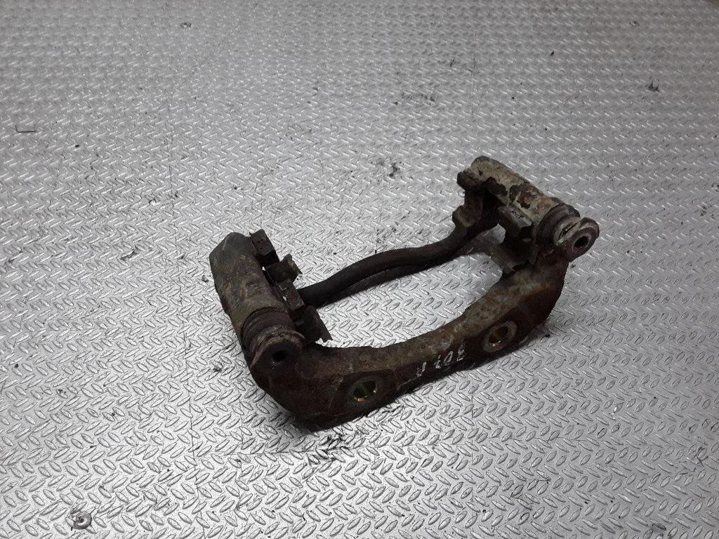 Piduriklotside hoidik/kandur (esimene) – Peugeot 307 (2001-2005)