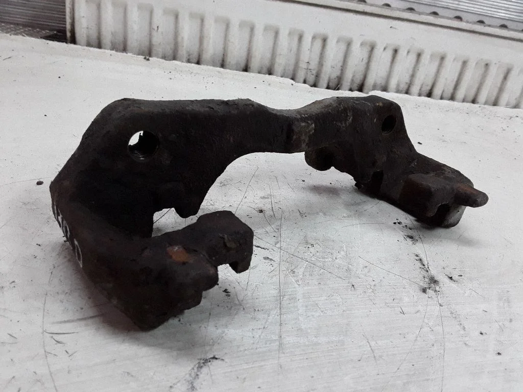 Piduriklotside hoidik/kandur (esimene) – parem