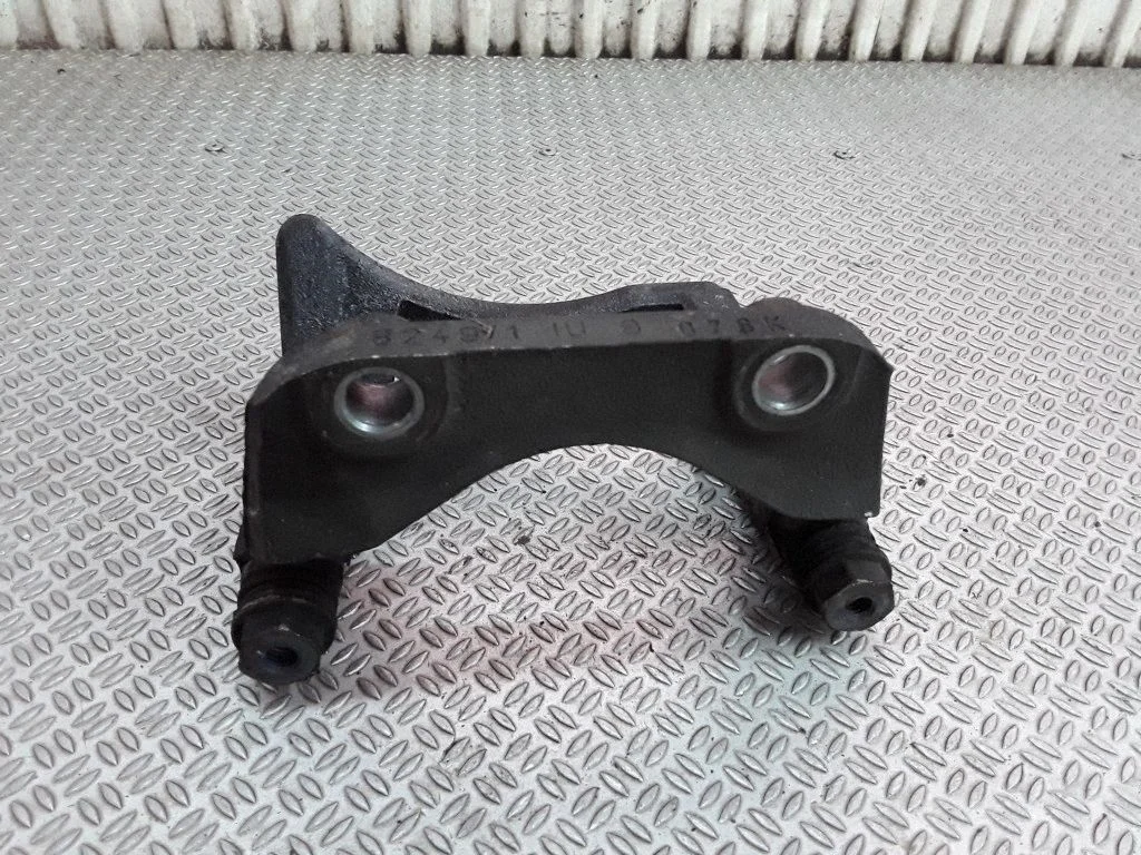 Jarzmo zacisku hamulcowego (przednie) – prawa