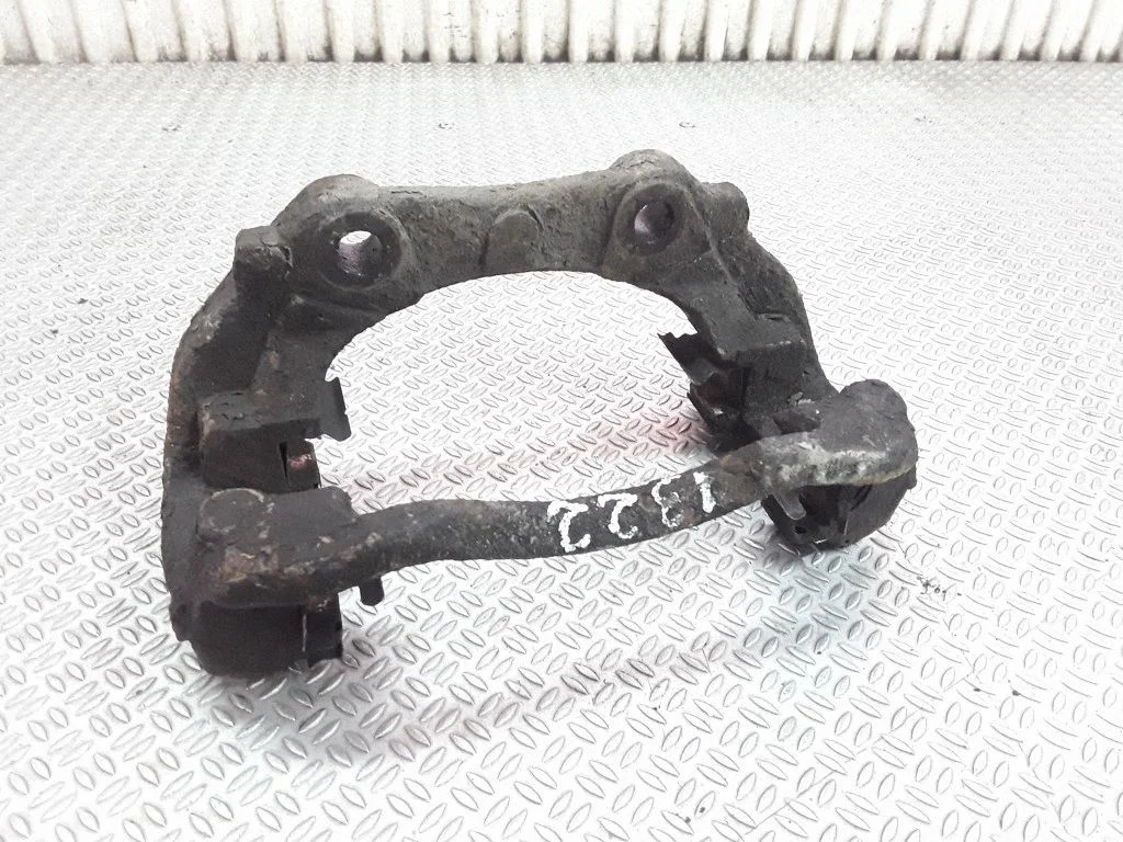 Jarzmo zacisku hamulcowego (przednie)