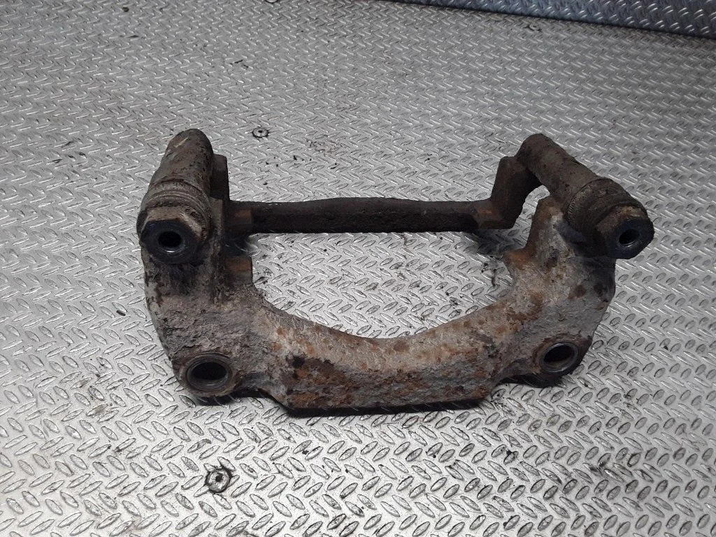 Piduriklotside hoidik/kandur (esimene) – vasak