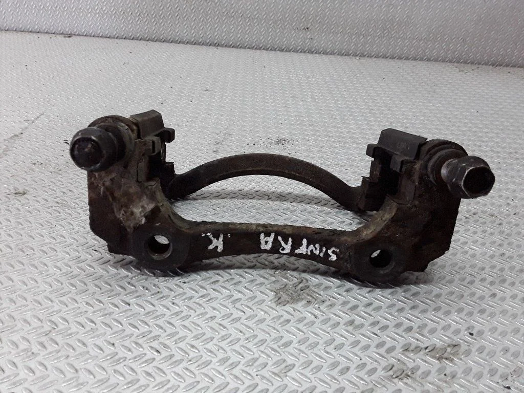 Piduriklotside hoidik/kandur (esimene) – Opel Sintra (1996-1999), vasak