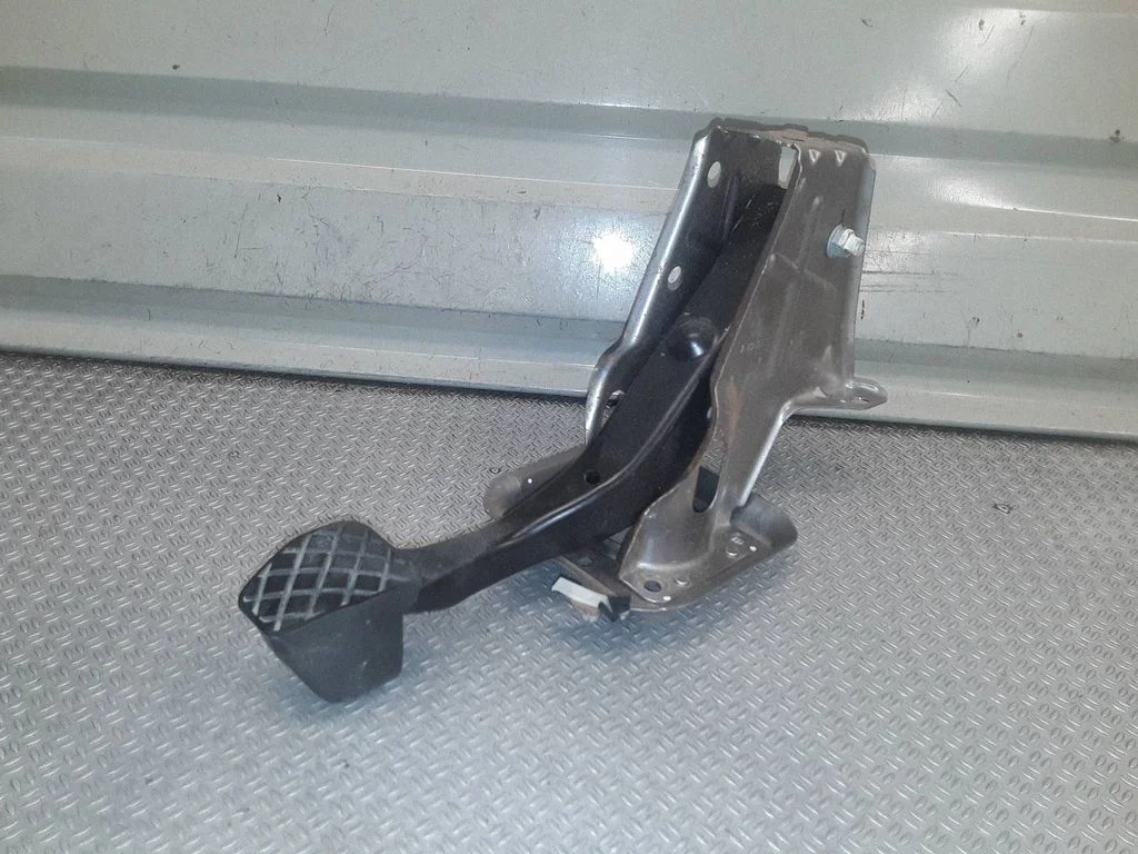 Brake pedal – Volkswagen Golf Plus (2005-2013)