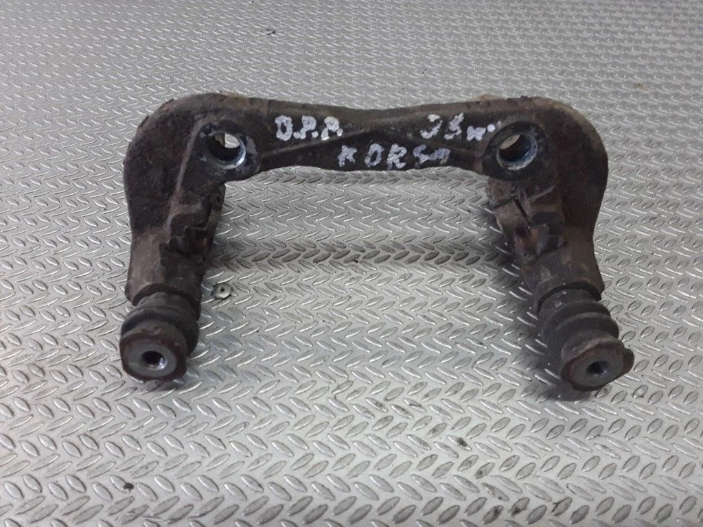 Piduriklotside hoidik/kandur (esimene) – Opel Corsa C (2000-2006)