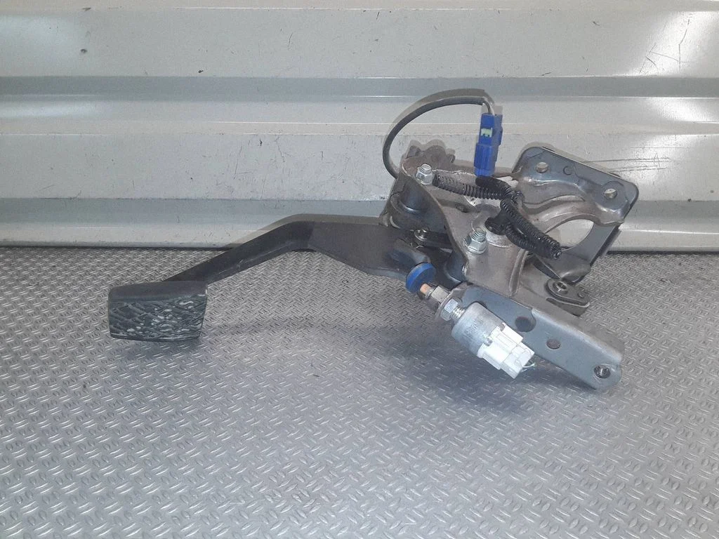Piduripedaal – Lexus IS 220D-250-350 (2006-2013)