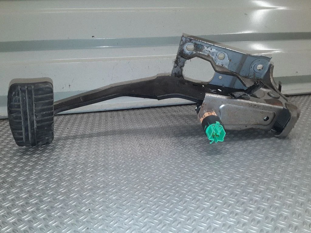 Brake pedal – Mitsubishi Outlander (2007-2012)