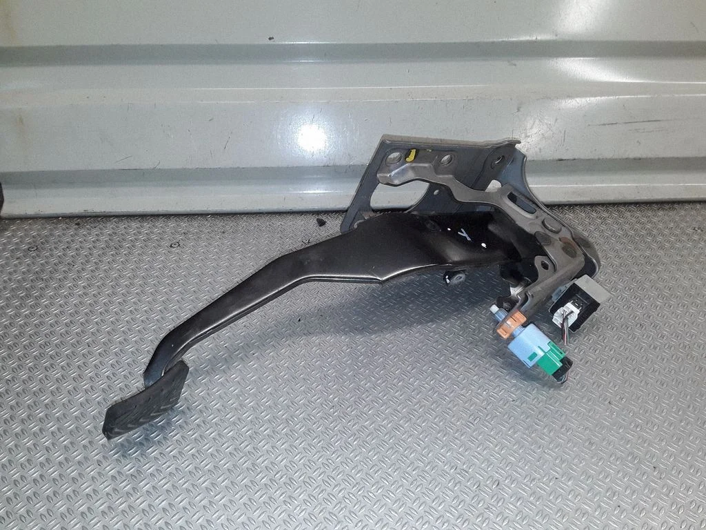 Brake pedal – Mitsubishi Outlander (2007-2012)