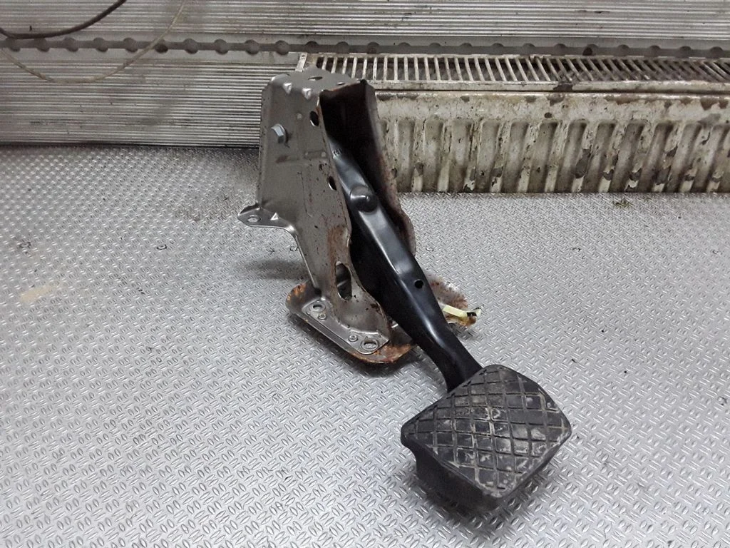 Brake pedal – Volkswagen Passat CC (2008-2016)
